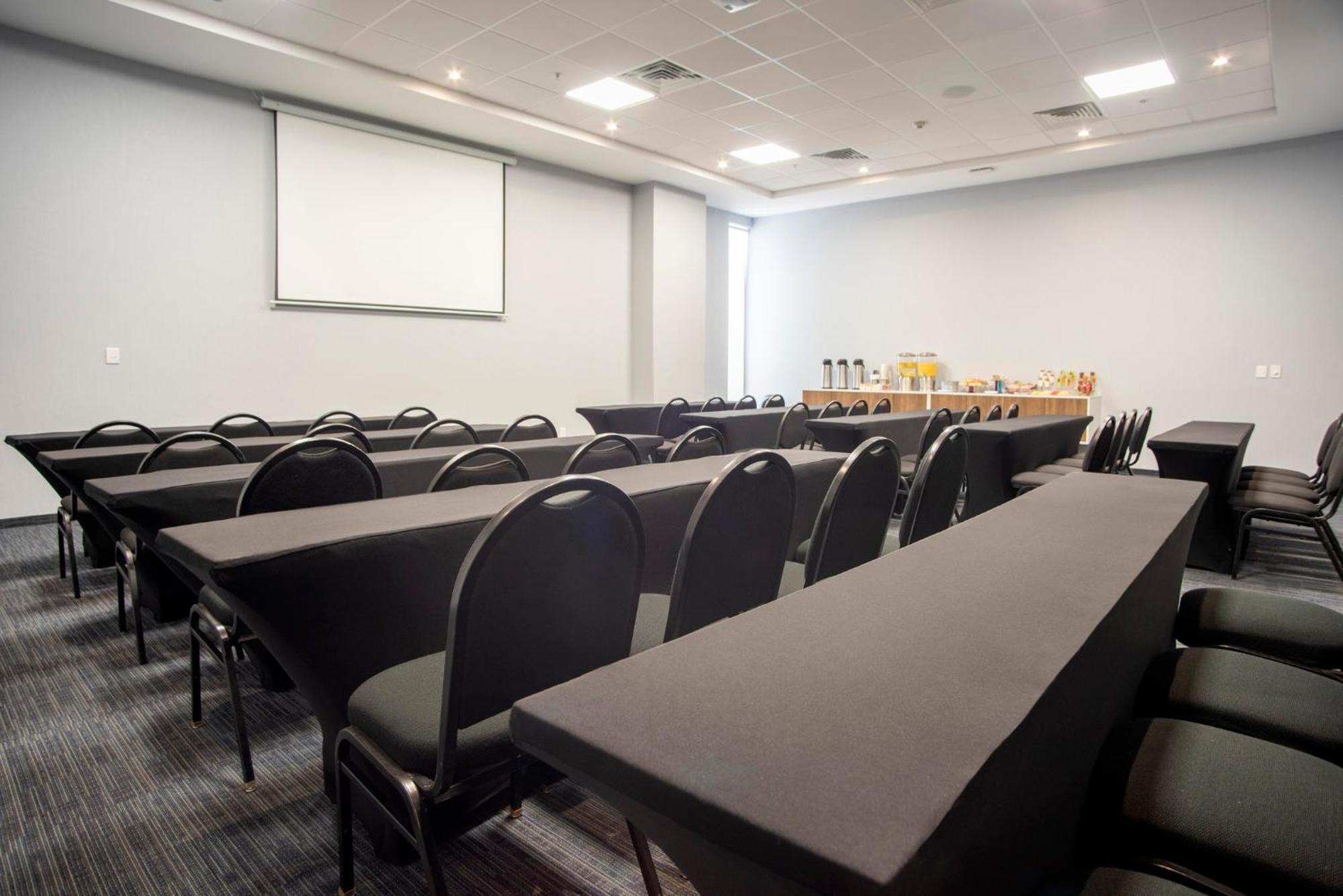Holiday Inn Express Guadalajara Iteso, an IHG Hotel Zapopan Bagian luar foto