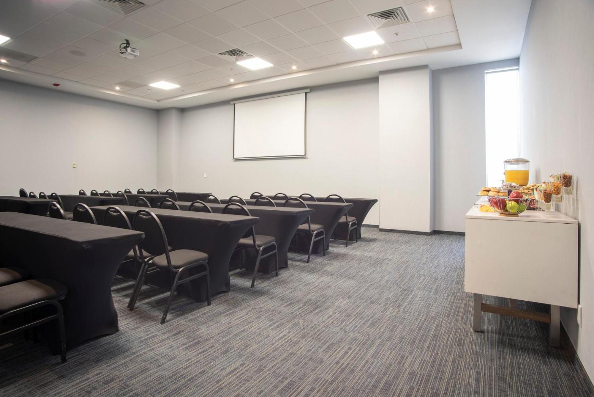Holiday Inn Express Guadalajara Iteso, an IHG Hotel Zapopan Bagian luar foto
